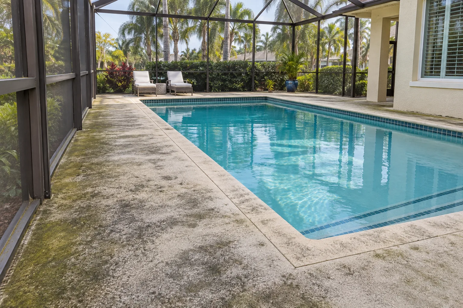 Jensen Beach, FL home before pressure cleaning